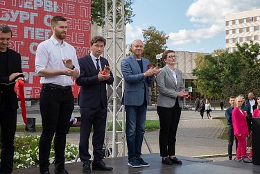 Вернисаж в сквере у фонтана